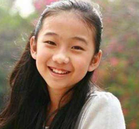 1997年生于广东省深圳市南山区,当时饰演美雪时,黄安仪只有12岁,一脸