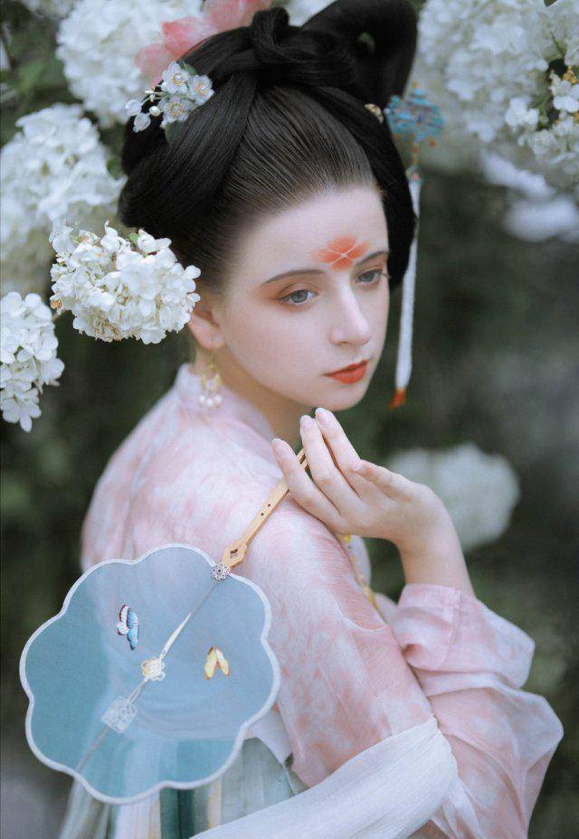 本以为外国人穿汉服会很丑看完照片之后才知道是我错了