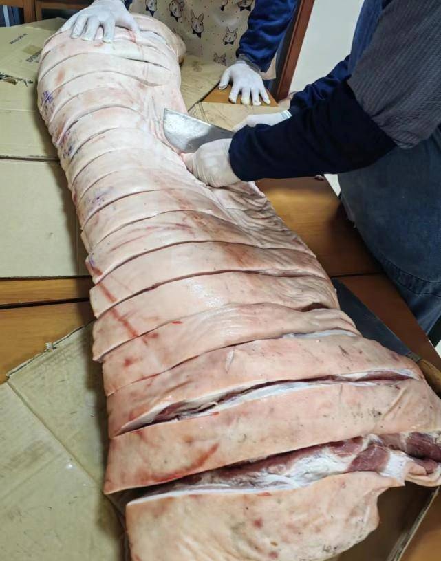 随后,纪先生便与17户邻居团购了一扇整猪,"由于切割猪头需要特殊的