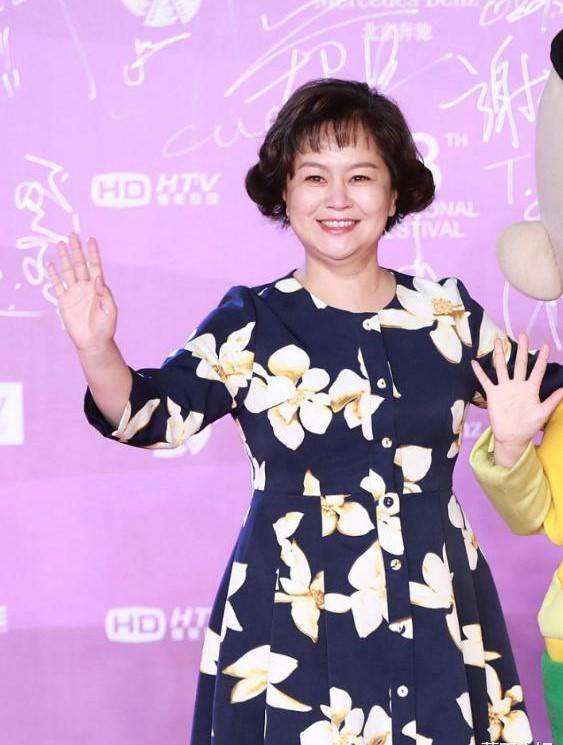 原创55岁鞠萍姐姐真实近照曝光满脸皱纹皮肤松垮像70岁网友这是鞠萍