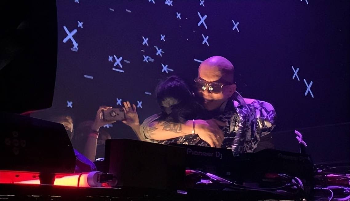 不怕大s生气具俊晔夜店获一众性感美女包围还与美女贴身合影