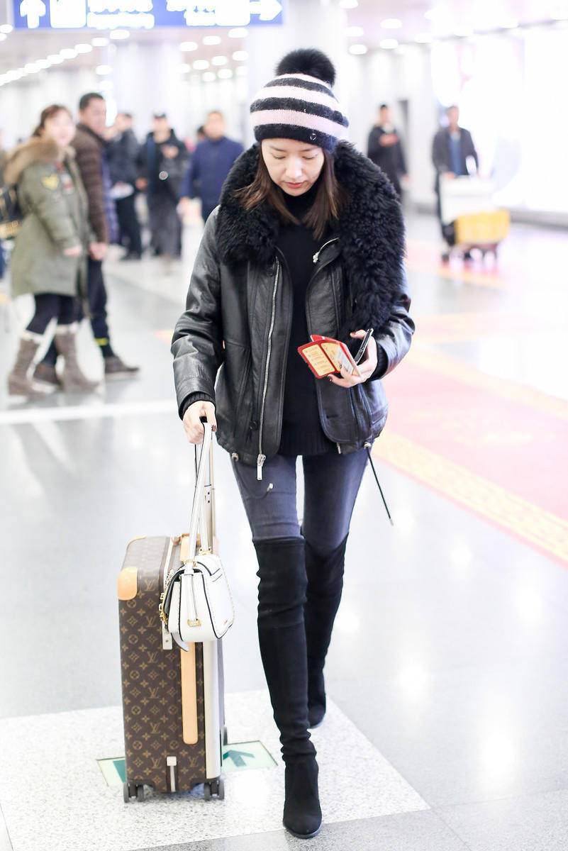 原创董洁又素颜走机场穿皮夹克配牛仔裤过膝长靴时髦洋气又显嫩