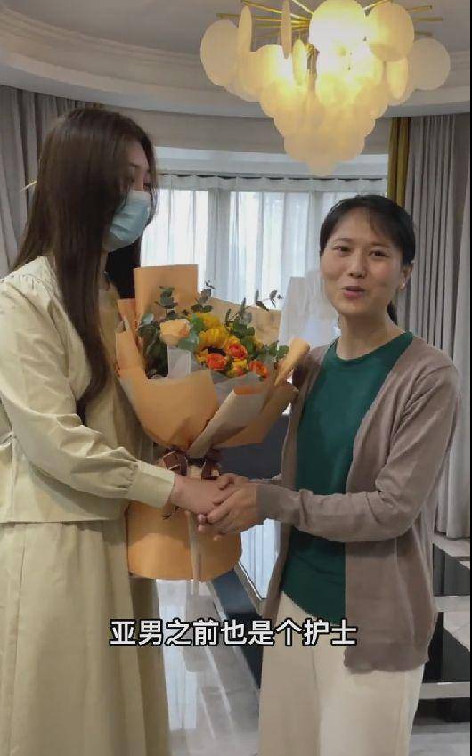 原创陈亚男为上海加油送鲜花给以前护士长网友喊话她回去做护士