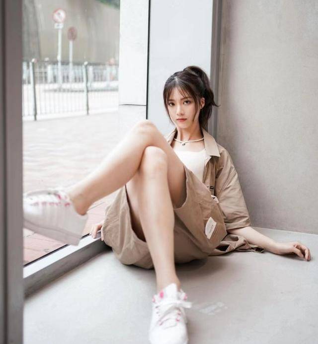 但是,邓丽欣在18年就和「棒棒堂」成员「王子」邱胜翊玩起了姐弟恋