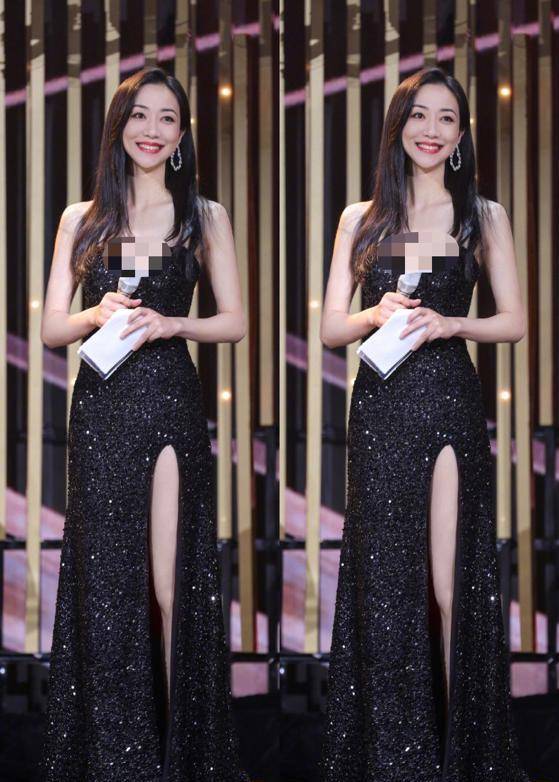 图中,韩雪身穿黑色抹胸开叉连衣裙,尽显好身材,韩雪的气质非常高雅