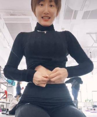 视频中,郭晓敏身着黑色针织毛衣搭配黑色紧身裤,显得腰肢十分纤细