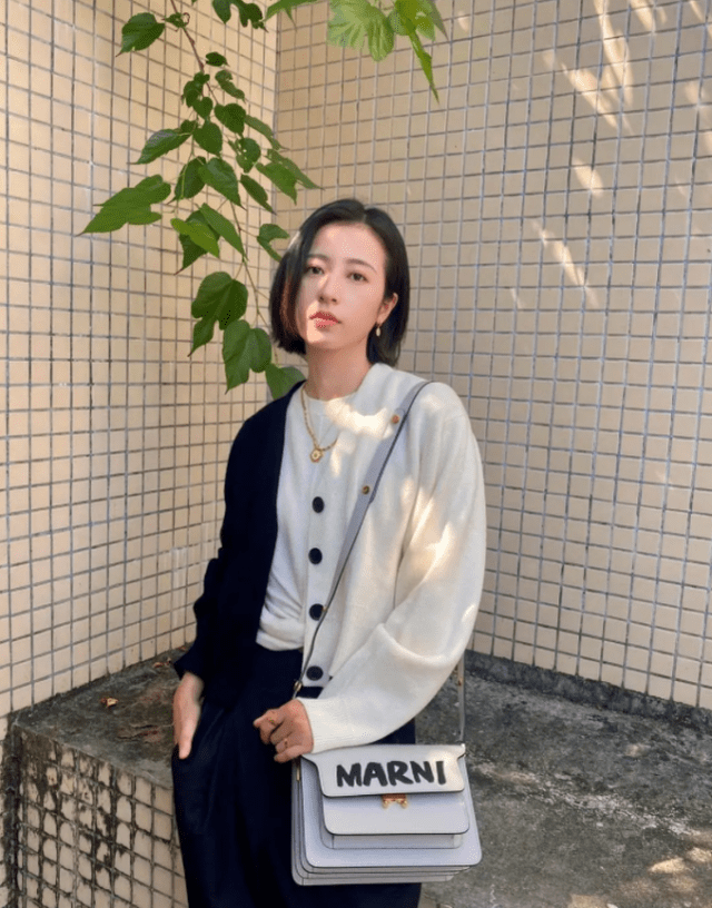 原创周雨彤晒初春造型黑白拼色针织衫清爽大方配甩腿裤显腿长