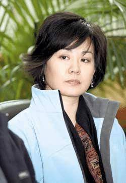 原创她是姜文同班同学18岁成名大火后嫁著名导演今57岁幸福不已