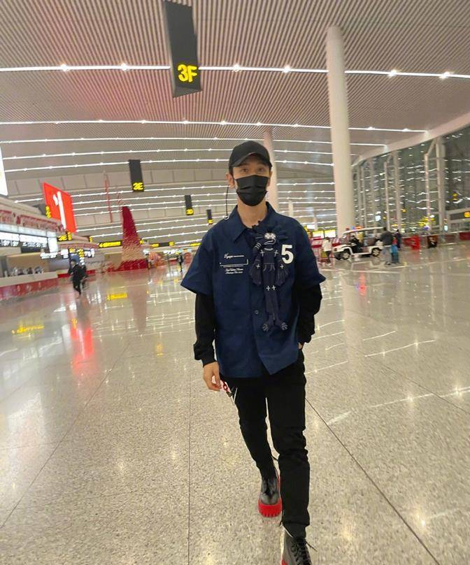 原创44岁黄晓明瘦脱相179cm瘦到撑不起卫衣满脸胡渣看着像小老头