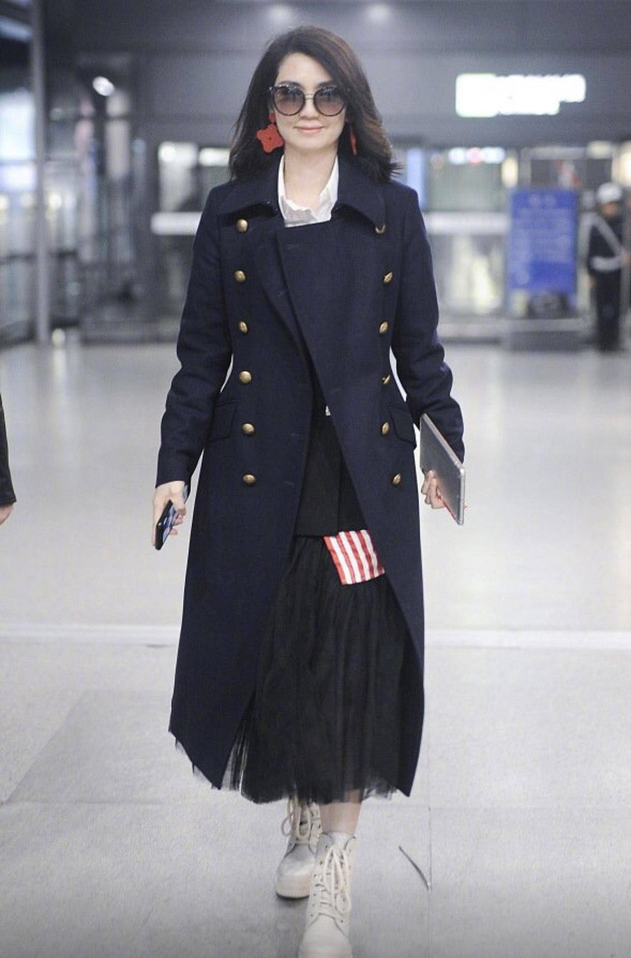 洪欣走出风波后更美了穿针织开衫破洞牛仔裤走机场短发好嫩