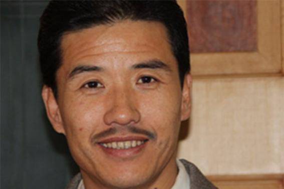 被师傅赵本山除名后,女儿搭档范伟,他投靠潘长江,事业发展更好_关小平