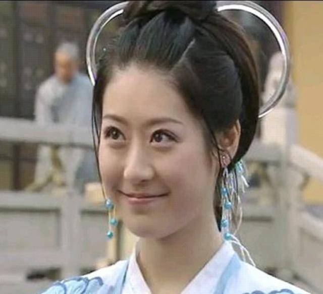 周星驰发掘她时仅17岁,签约8年却只拍2部剧,近照曝光美到认不出_李卉