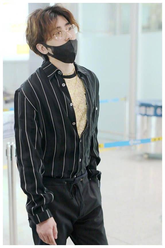 搞不懂蔡徐坤,衬衫里搭"蜂蜜衫"变土豪,造型配不上校草颜值!