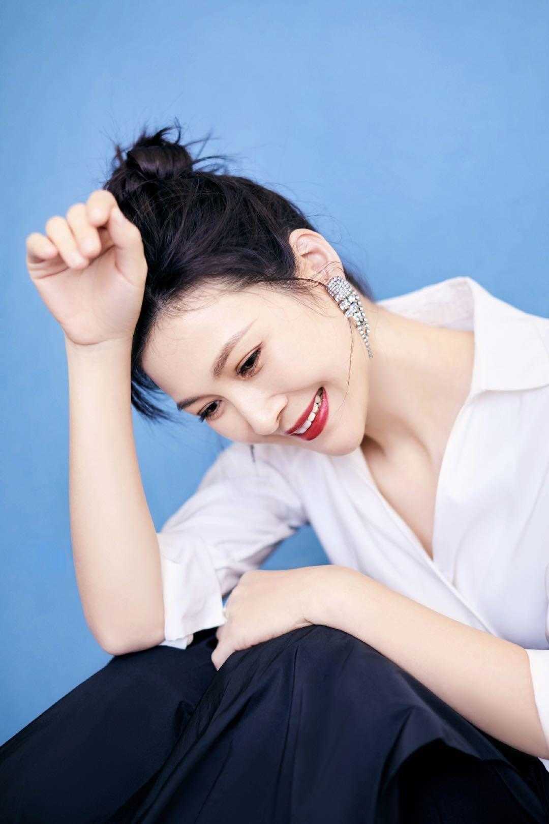 童蕾品味提升不少穿白衬衫配黑色半身裙实力展示越简单越高级