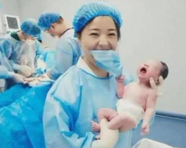 “渣男宝宝”走红，刚出生就扒下护士口罩，网友调侃：未来的情圣