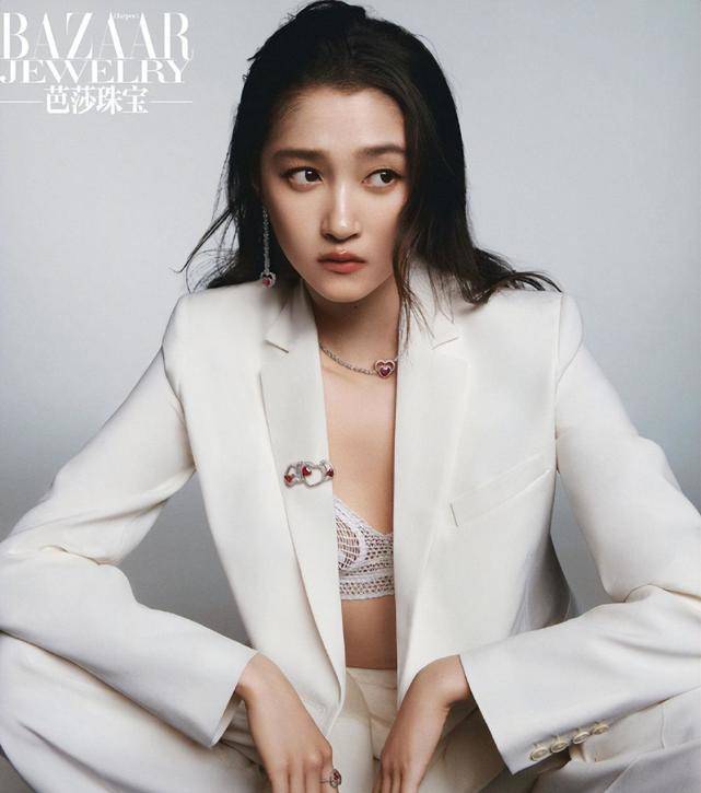 关晓彤晒性感大片深v蕾丝大秀好身材网友鹿晗该吃醋了