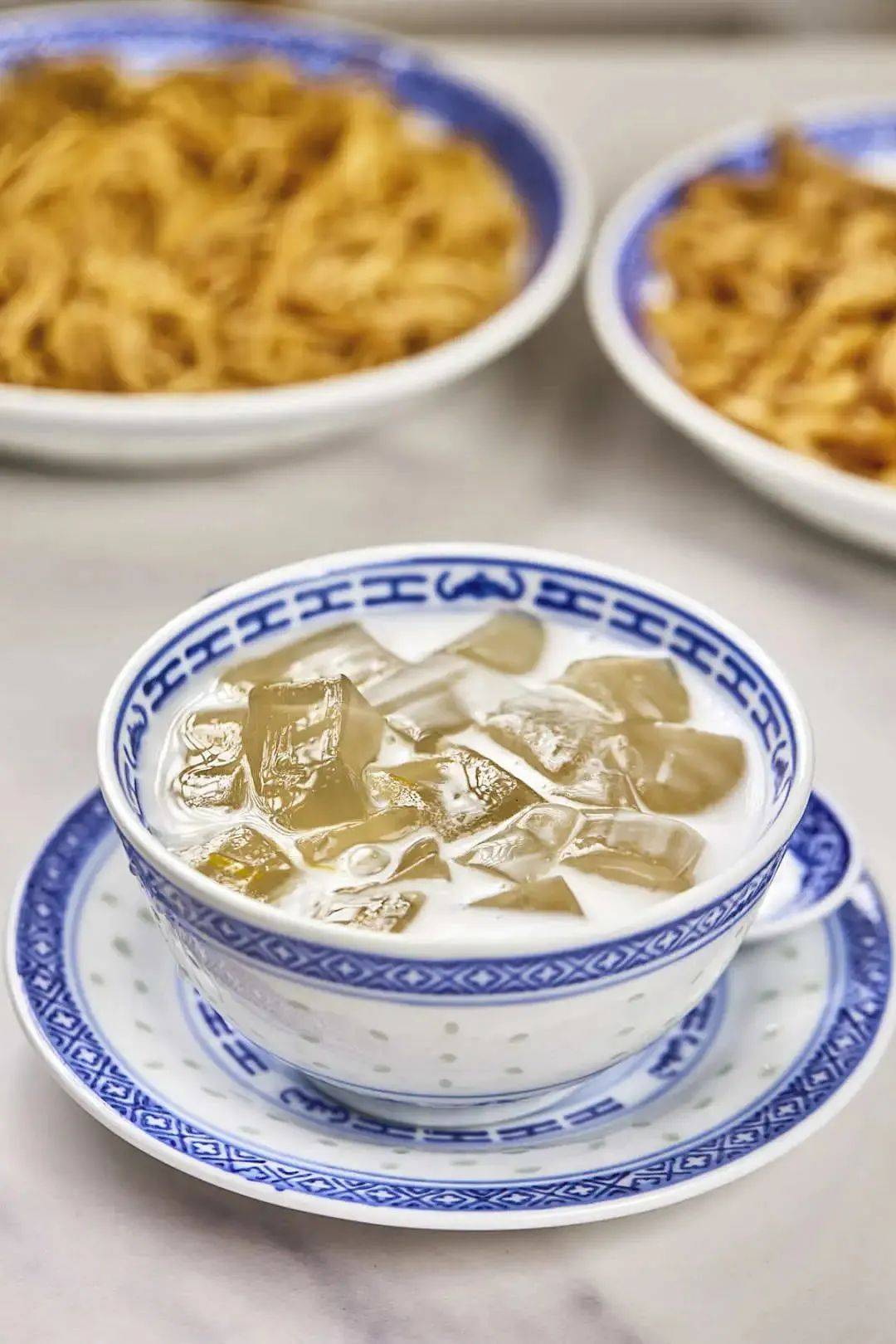 惊蛰这些滑到"掉勺"的冻冻是用雪梨和菊花一起煮的,为了让口感更顺滑