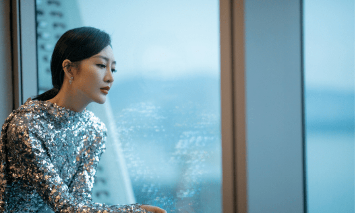 王鸥才是气场女王一袭银色亮片连衣裙配马尾辫优雅又迷人