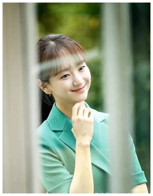 原创元真雅绿色小西装遮不住傲人身材扎马尾露灿笑女人味十足