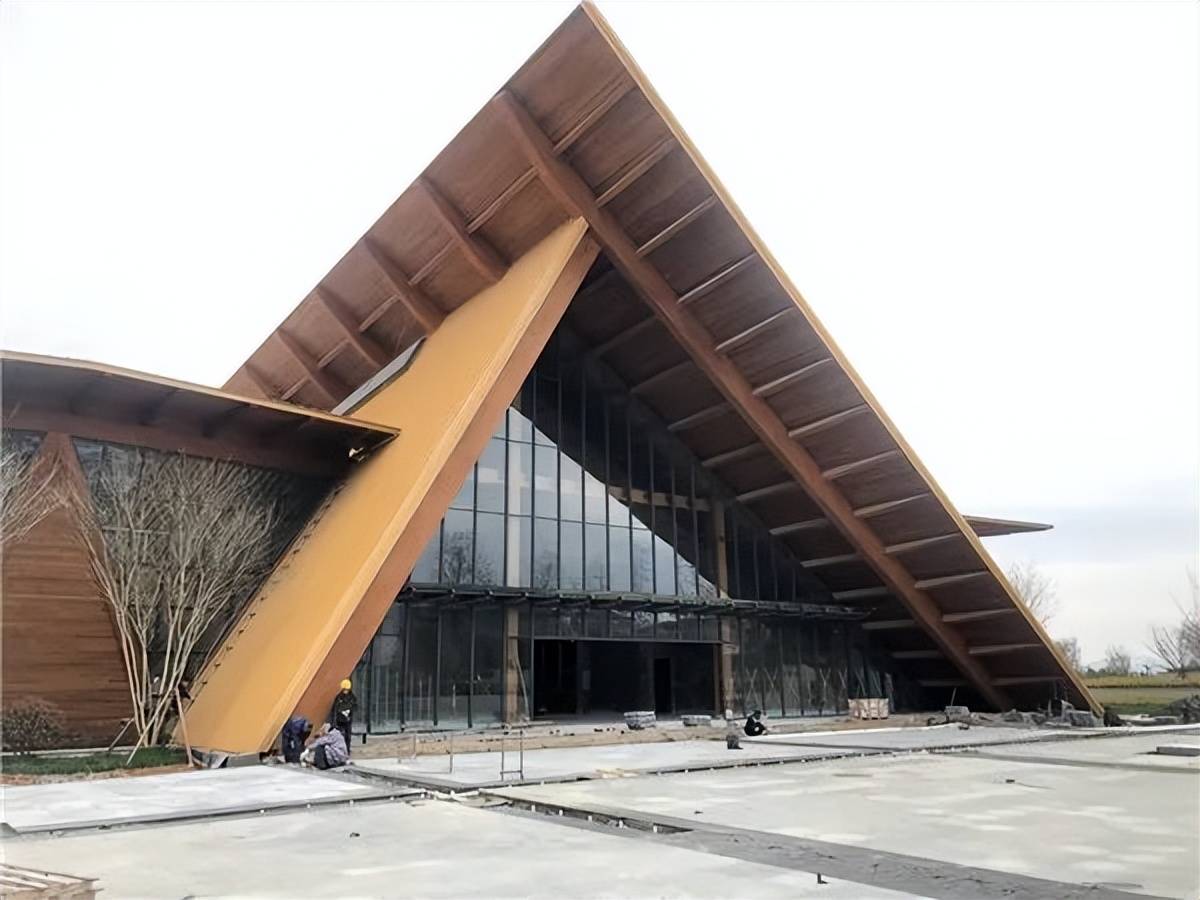 据介绍,该中心采用全木质材料打造,并按照人字梁的结构设计,主体呈