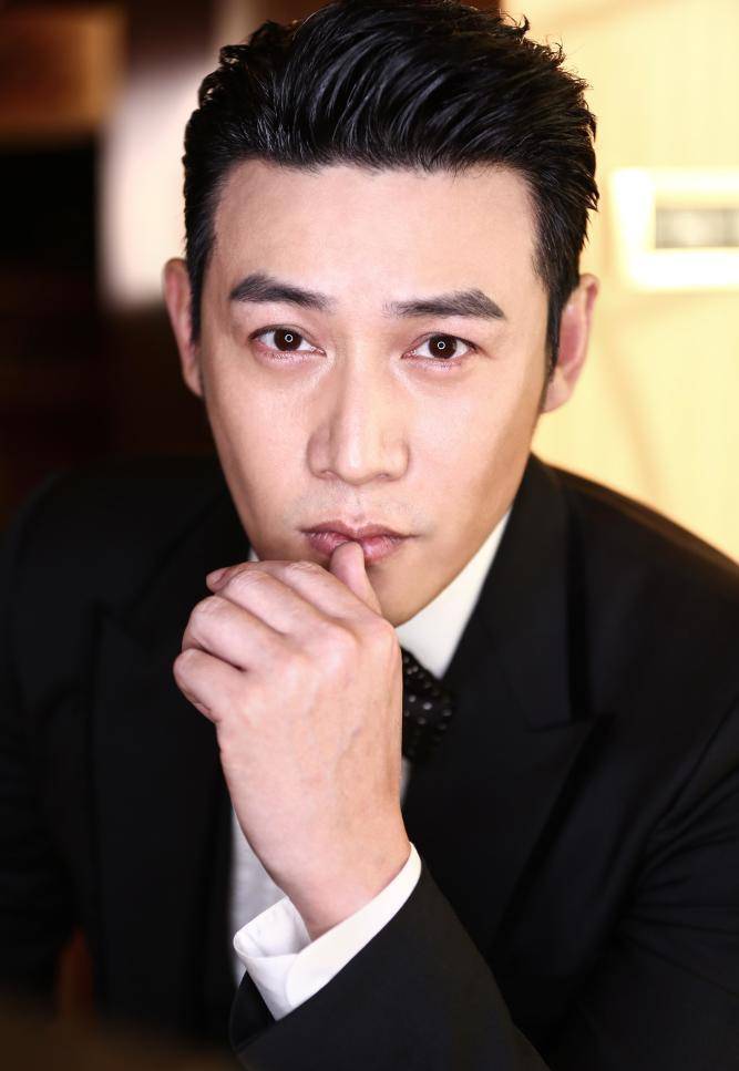 43岁陆毅身材发福,整个人都胖不少,网友:曾经的美男子不见了_肖童