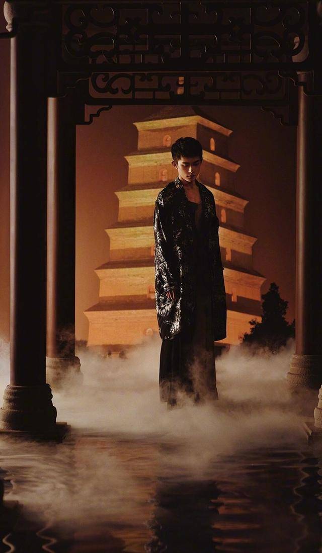 原创易烊千玺中国风写真来袭眼神杀气势十足粉丝这谁顶得住