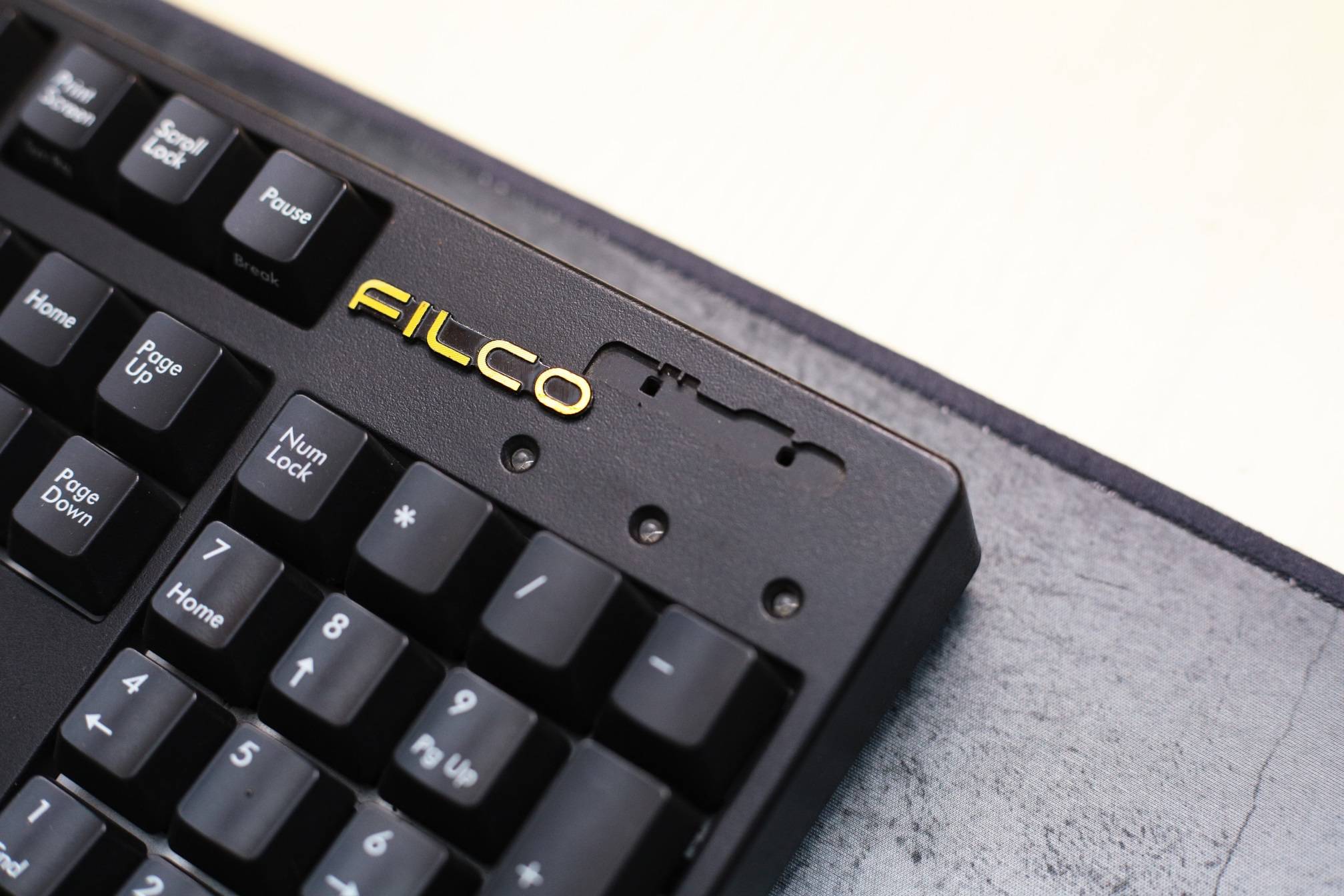 内嵌的logo不知道啥时候掉了出来这把filco我重新喷涂了钢板,更换了