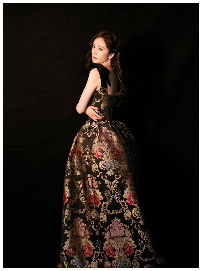 最近举行的电影红地毯上也有杨幂的身影,那么这次的造型搭配会给我们