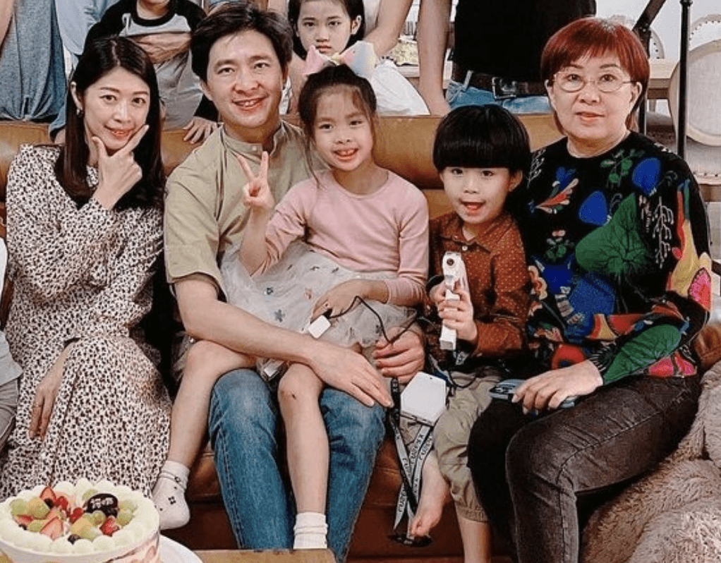 原创林志颖弟媳分享全家福为女儿庆生小志71岁母亲罕见出镜年轻时尚