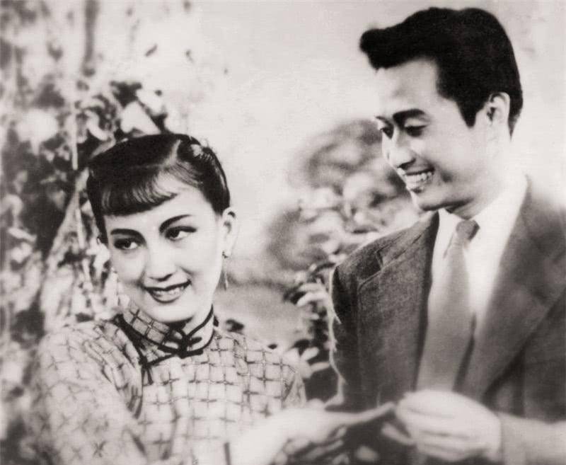 1952年,正在周璇准备与美术教师唐棣结婚时,唐棣却被静安区人民法院以