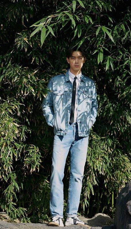 原创男神李现发冲浪照蓝天碧海里乘风破浪笑起来太治愈了