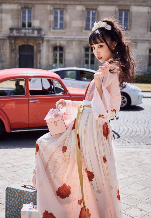 当十分现代化的玫瑰印花和汉服搭配在一起会有什么感觉得,这套齐腰