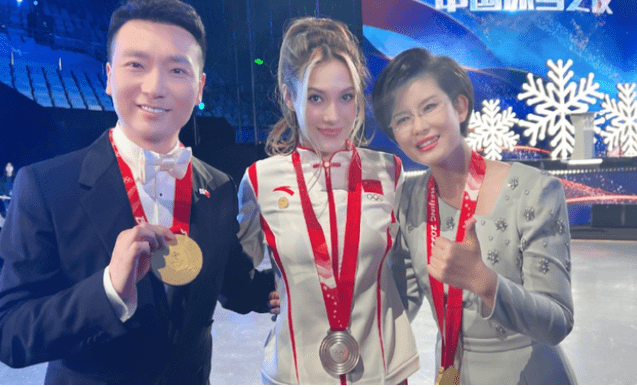 原创谷爱凌知礼数两枚金牌给主持人自己拿银牌康主任满脸笑意