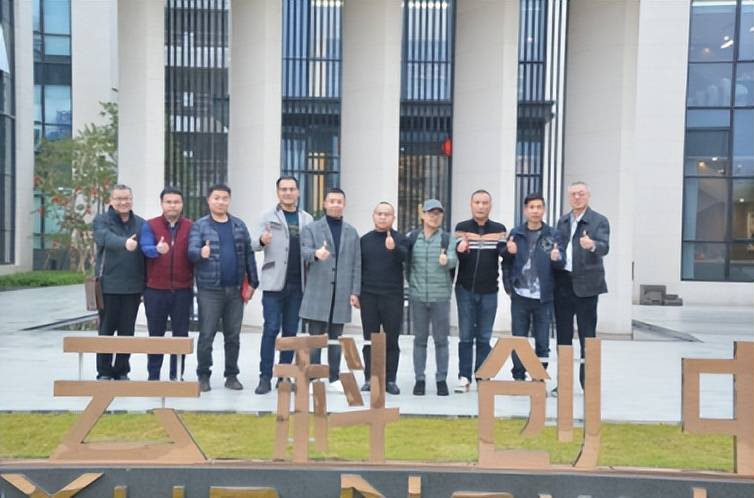 学加中房白云区同学会会长会议结束后,刘志远会长带领白云区同学会副