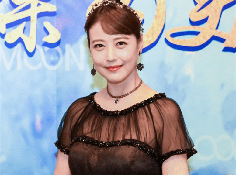 原创周海媚高调出席活动齐刘海羊毛卷配花裙太少女真不信她53岁