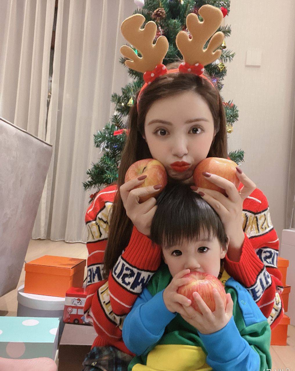 原创麦迪娜的全家福太甜蜜姜潮何其有幸儿女双全一家子的高颜值