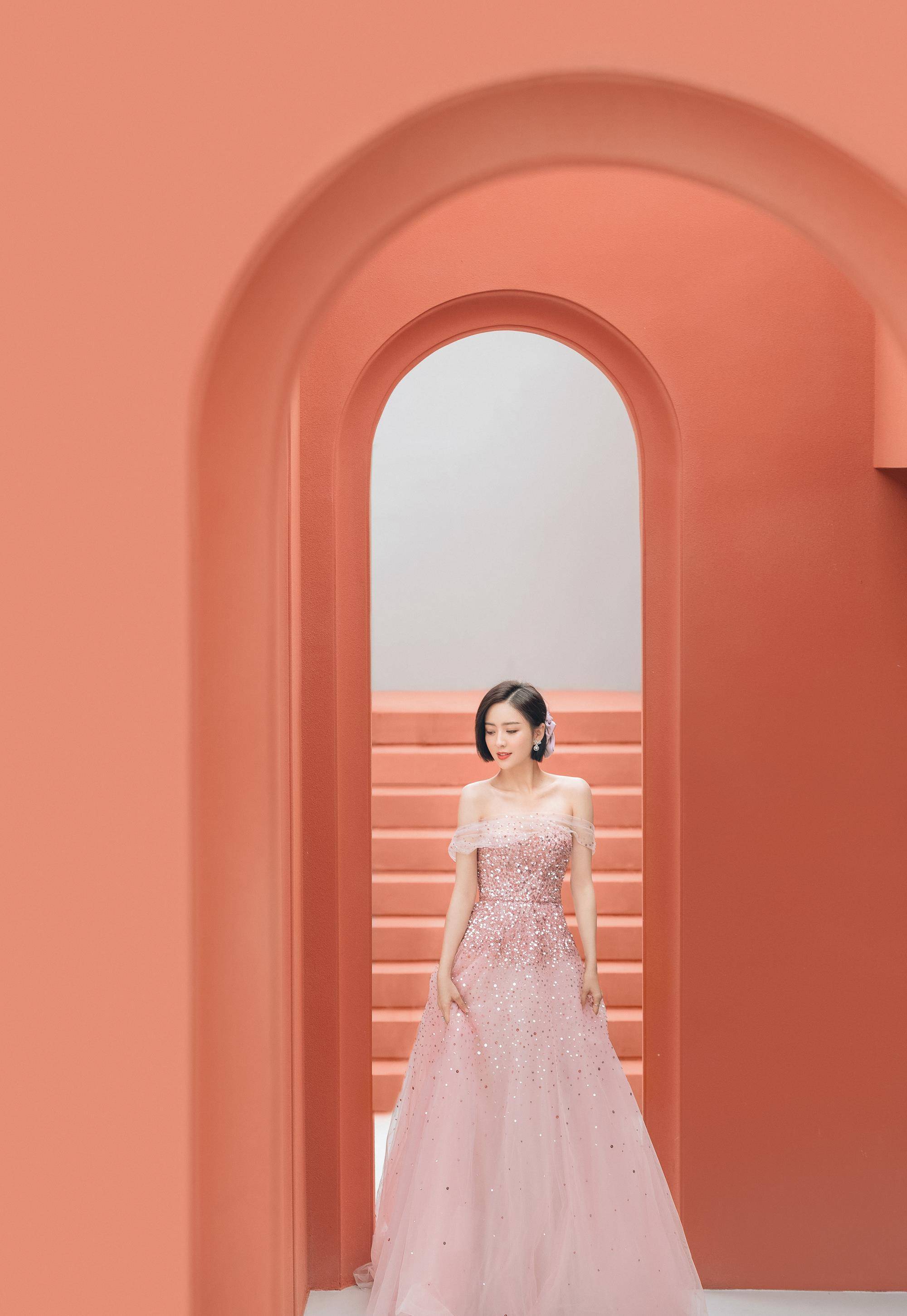 佟丽娅真会"扮嫩",穿粉色纱裙温柔甜美又时尚,37岁气质真好_裙子_裙装