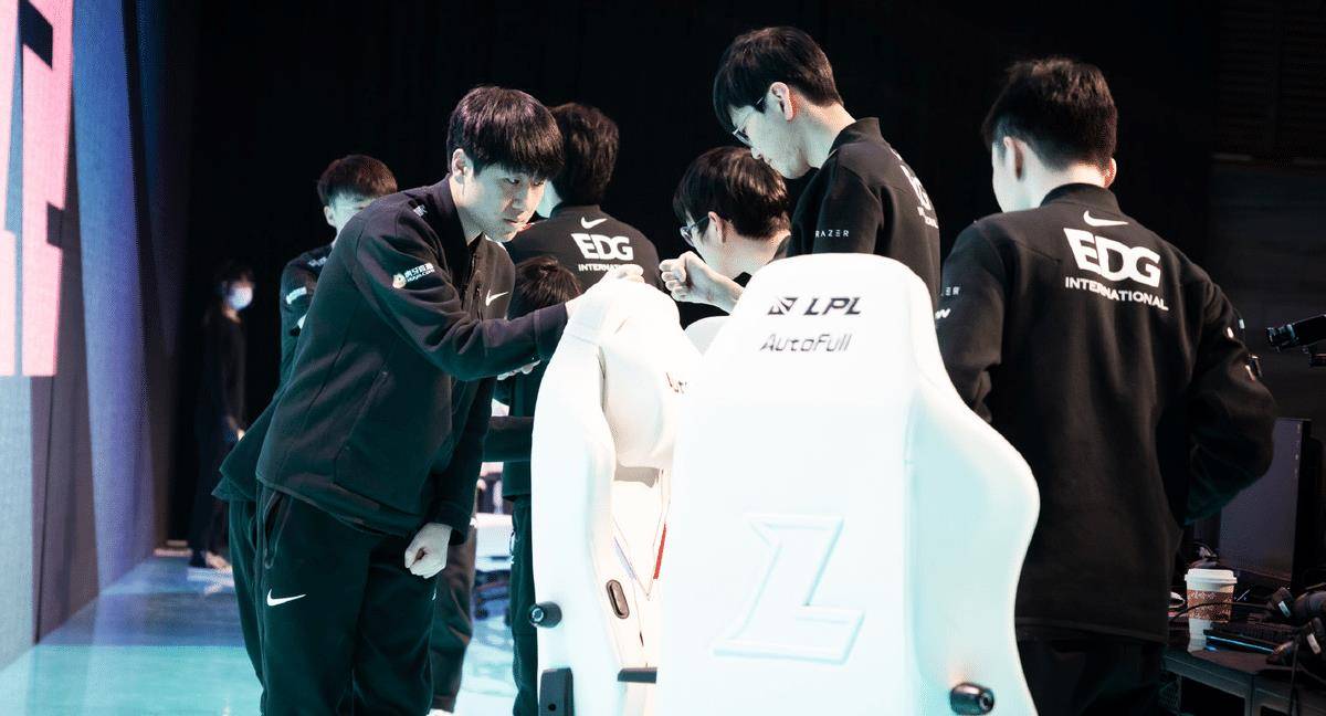 rng加冕lpl第一战队,gala带队打破记录,巅峰uzi都望尘莫及_比赛_广告