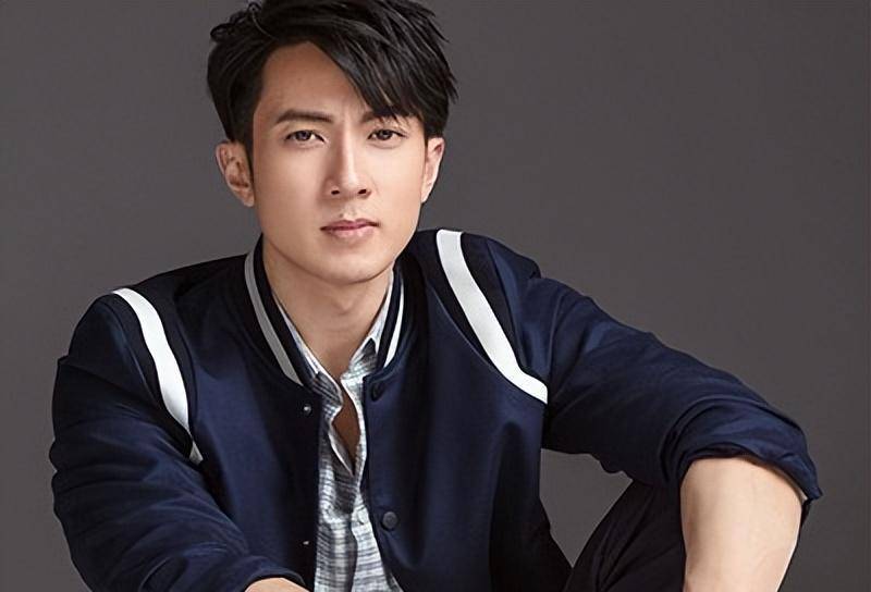 2011年,吴尊退出飞轮海,并将工作重心放到了演戏上,并在之后几年内