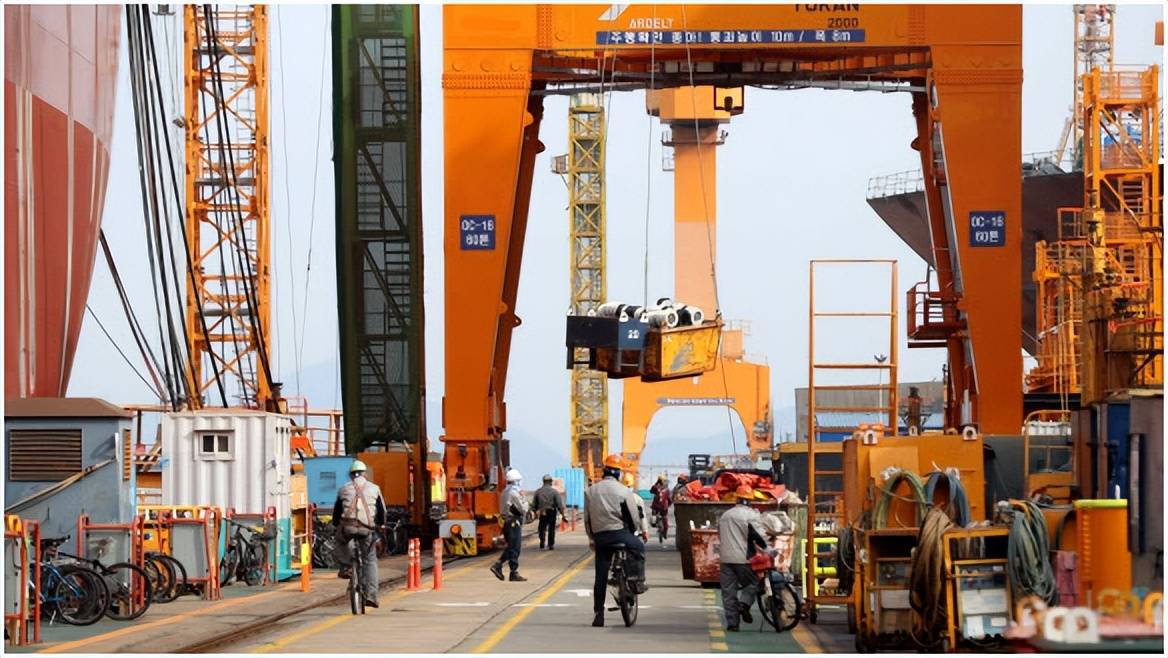 韩国造船缺工人严重将向外国引入船厂打工人