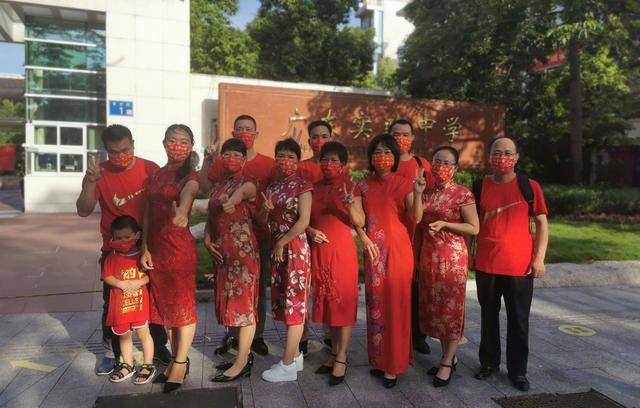 海清为高考加油"小场面,不要慌",妈妈们穿旗袍寓意旗开得胜_考场_孩子