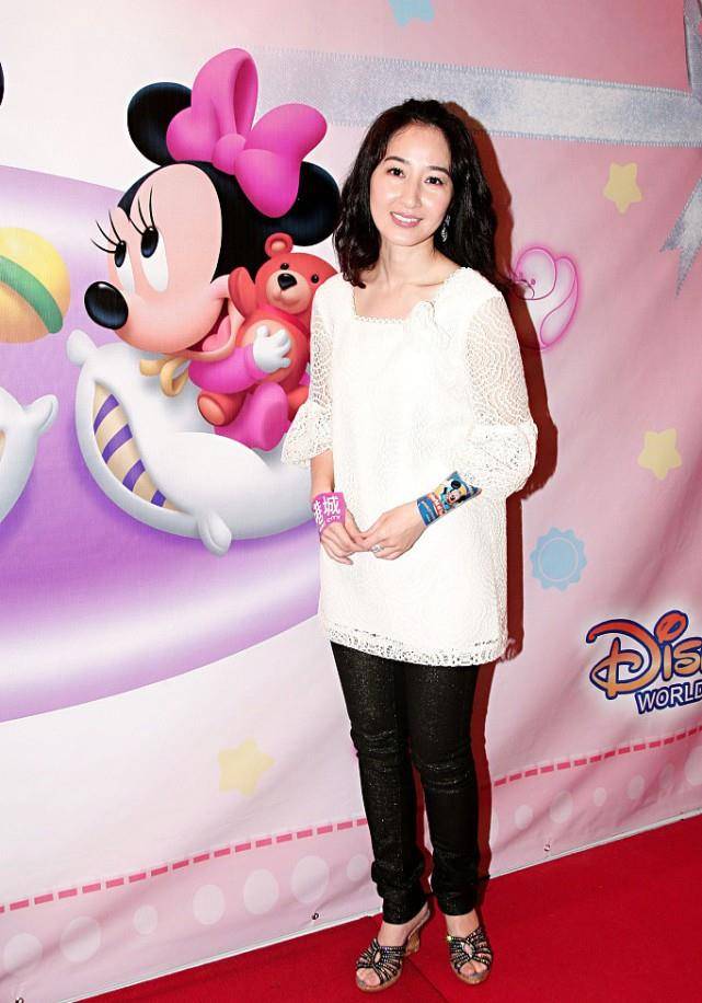 张家辉真是有个好媳妇关咏荷穿格子大衣裙素颜也很优雅