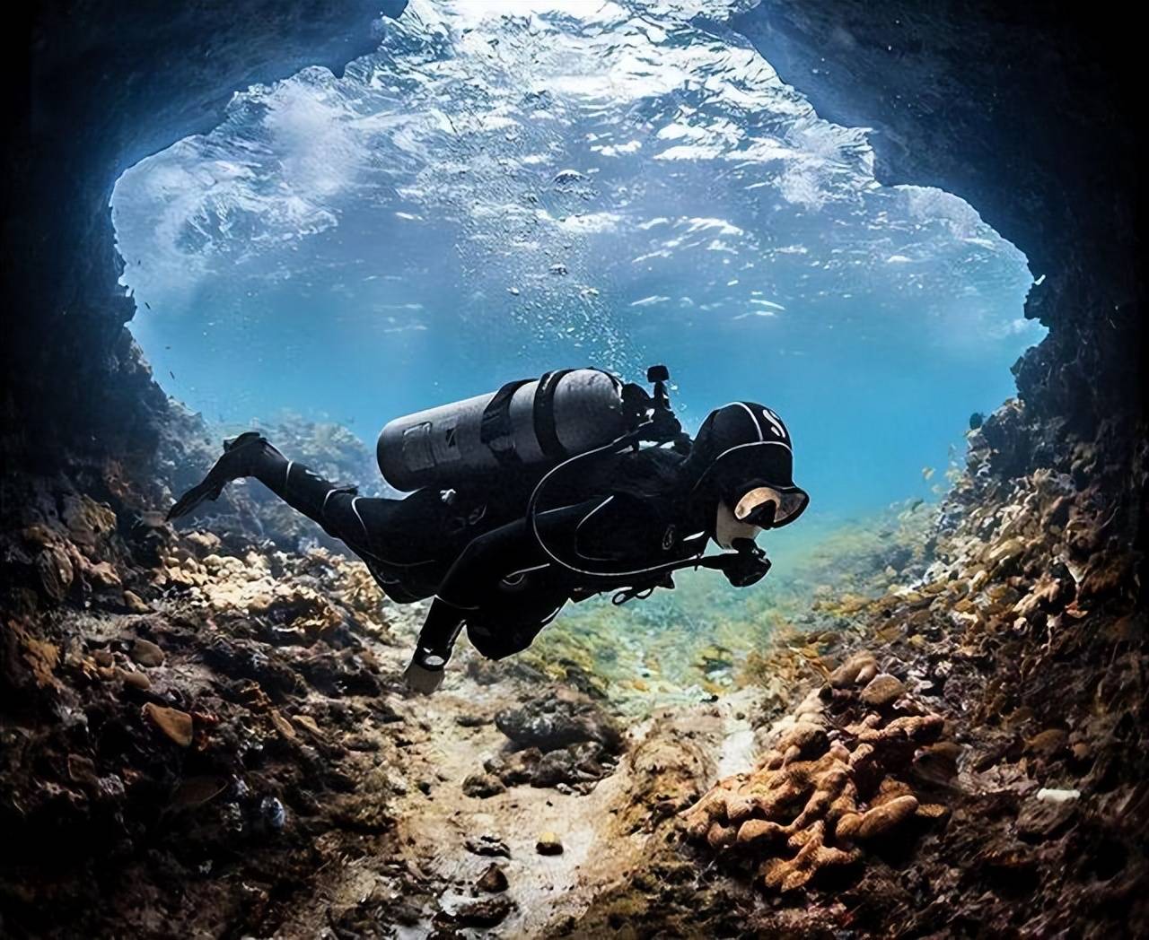 原创如果把砖头扔进马里亚纳海沟它会沉到海底吗