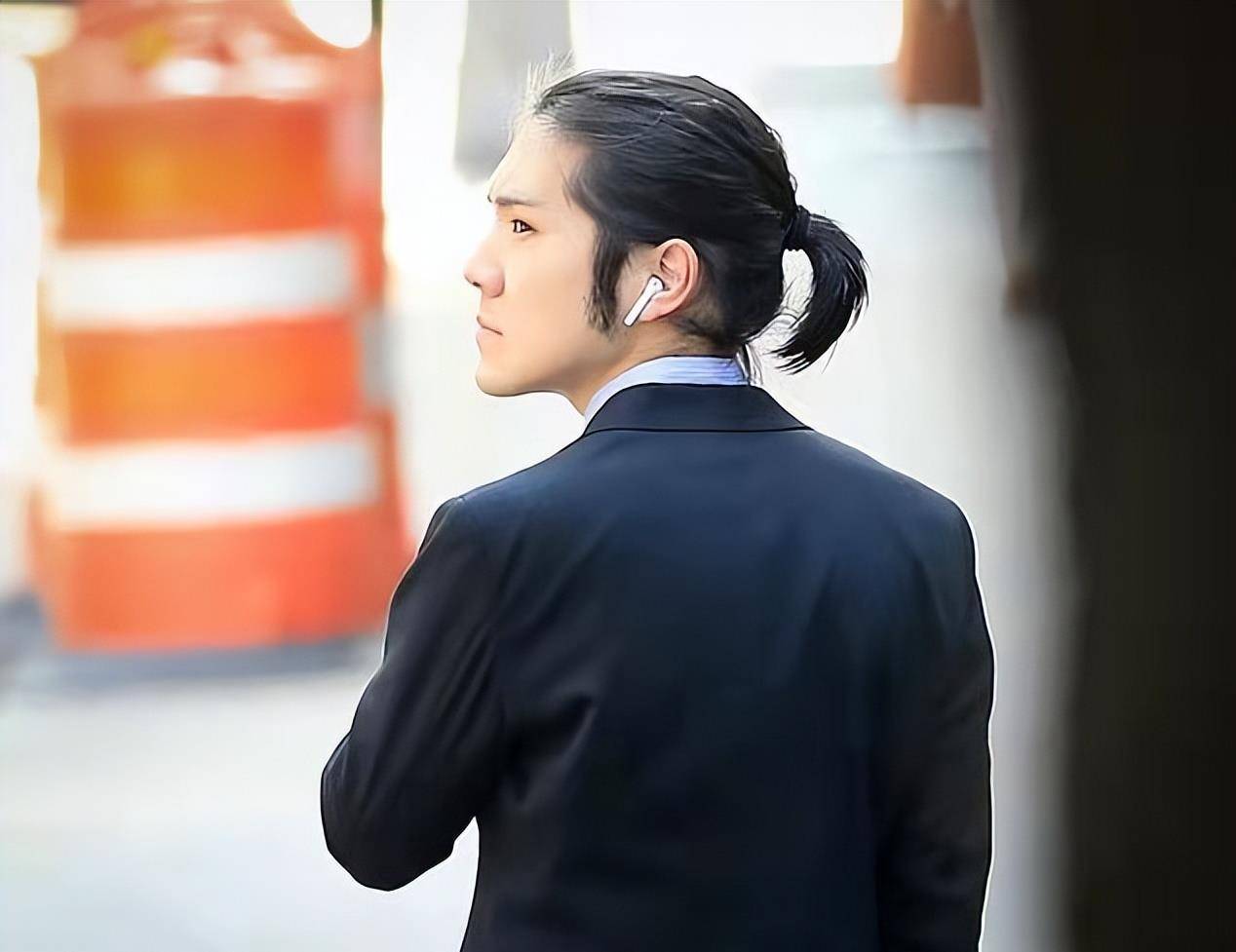 小室圭上班路上穿搭时髦,真子被跟拍淡定不已,两人状态都不错_生活