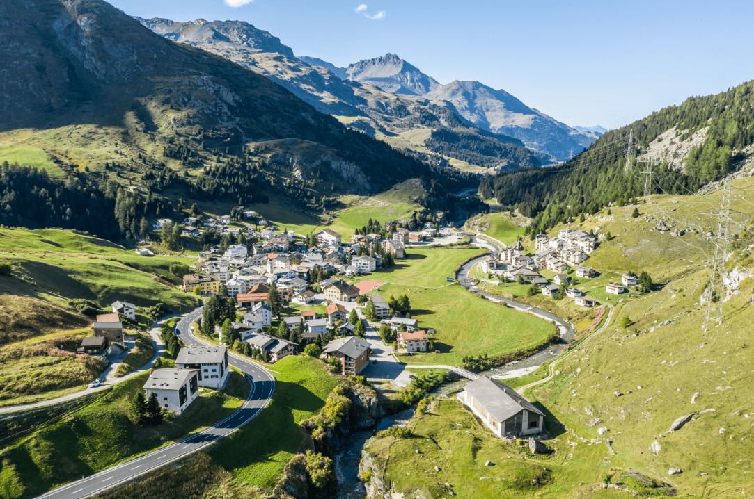 位于瑞士东南部,与意大利,奥地利等国接壤,是瑞士面积最大的省州