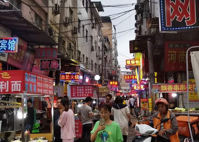 许昌有个城中村，虽然其貌不扬，但却是本地知名的“美食城”