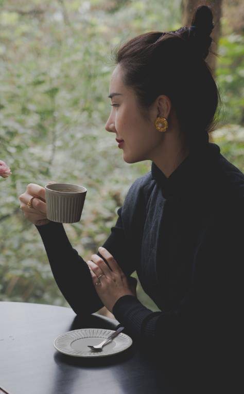 董花花晒儿女近照秀幸福,只字不提老公,不靠男人后