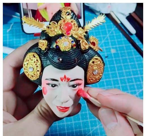 用黏土做不倒翁小姐姐,刚开始还挺期待,看到成品:老了十岁