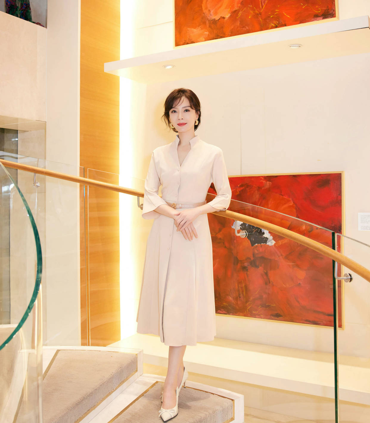 45岁陈数气质出众穿衣优雅知性不扮嫩不显老是40岁女性典范