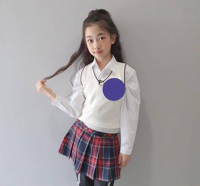 2017年8岁的罗夏恩就能在twice,redvelvet,exo等一众韩国顶级偶像组合